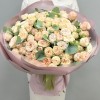 25 кустовых пионовидных роз Джентл трендсеттер 50 см с эвкалиптом