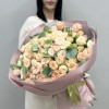 25 кустовых пионовидных роз Джентл трендсеттер 50 см с эвкалиптом