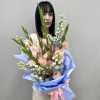 7 розовых гладиолусов с дельфиниумом