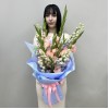 7 розовых гладиолусов с дельфиниумом