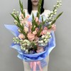 7 розовых гладиолусов с дельфиниумом