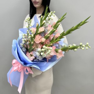 7 розовых гладиолусов с дельфиниумом