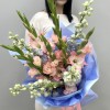 7 розовых гладиолусов с дельфиниумом