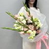 5 розовых гладиолусов с эустомой