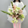 5 розовых гладиолусов с эустомой