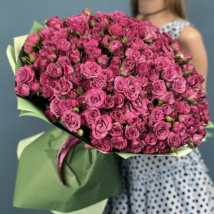 101 кустовая пионовидная роза пурпл Куинс 40 см