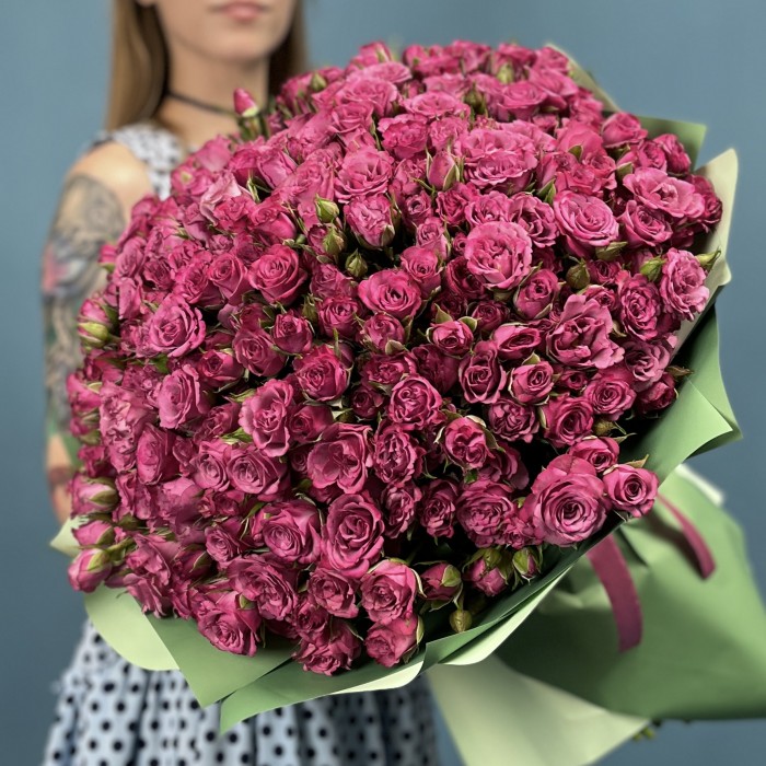 101 кустовая пионовидная роза пурпл Куинс 40 см