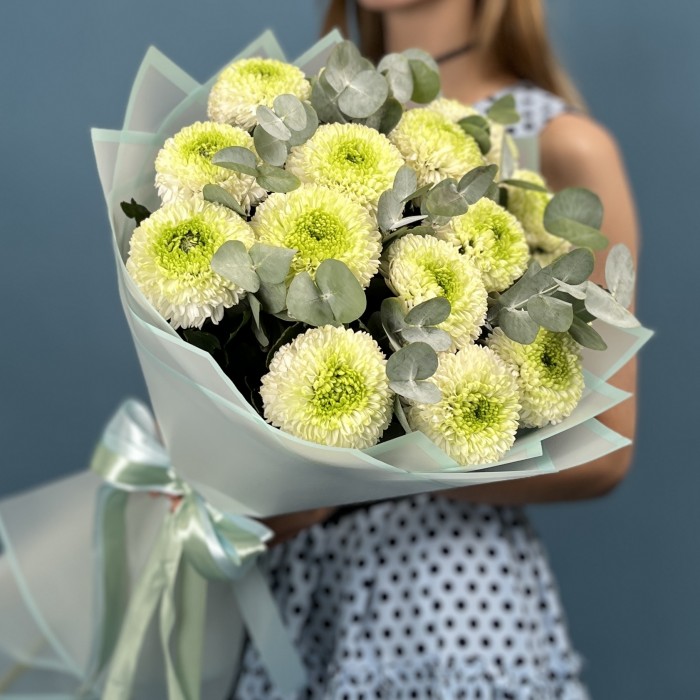 15 бело-зеленых хризантем помпон с эвкалиптом