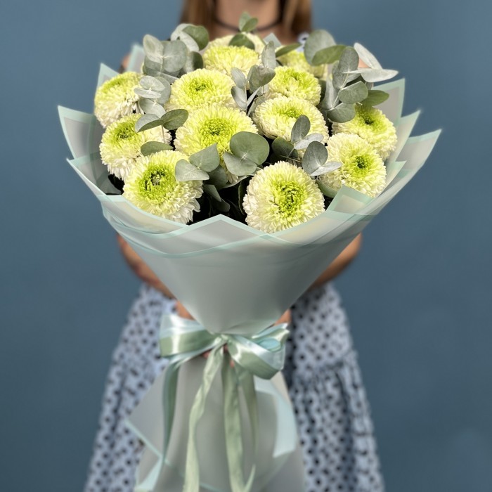 15 бело-зеленых хризантем помпон с эвкалиптом
