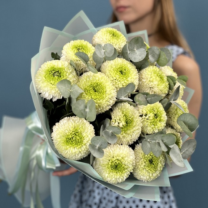 15 бело-зеленых хризантем помпон с эвкалиптом