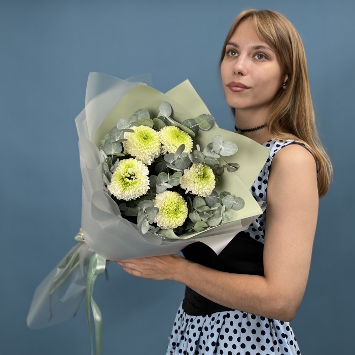 5 бело-зеленых хризантем помпон с эвкалиптом