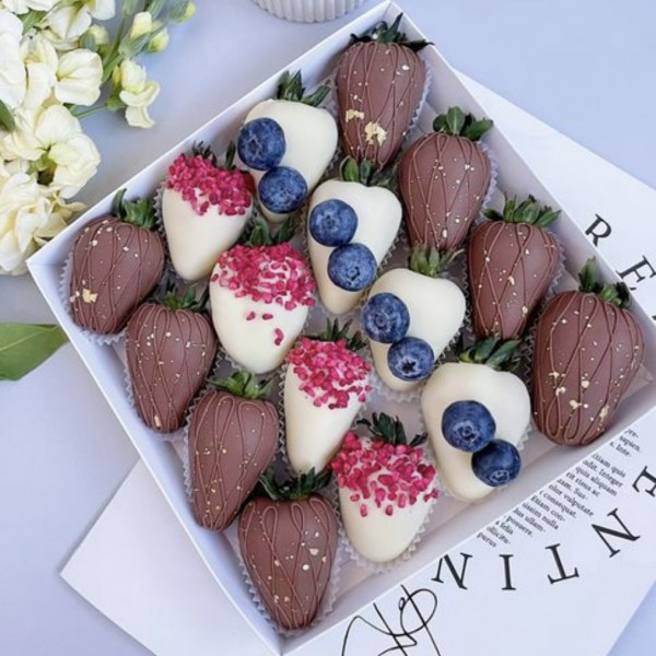 Клубника в шоколаде романтичный микс