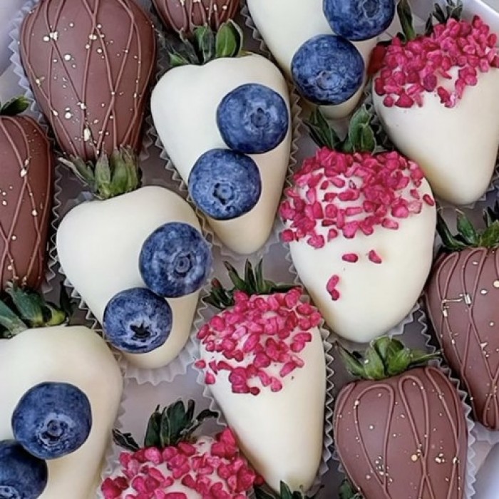 Клубника в шоколаде романтичный микс