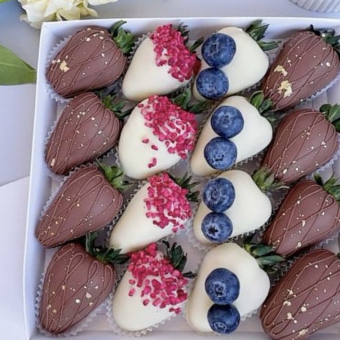 Клубника в шоколаде романтичный микс