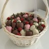Корзина с клубникой в шоколаде и малиной 1000гр