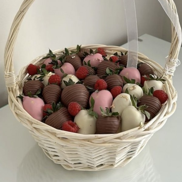 Корзина с клубникой в шоколаде и малиной 1000гр