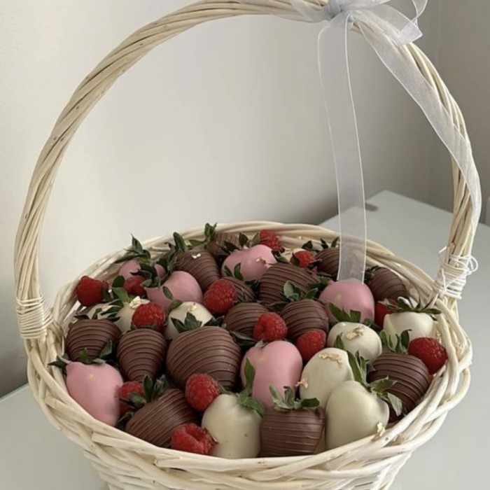 Корзина с клубникой в шоколаде и малиной 1000гр