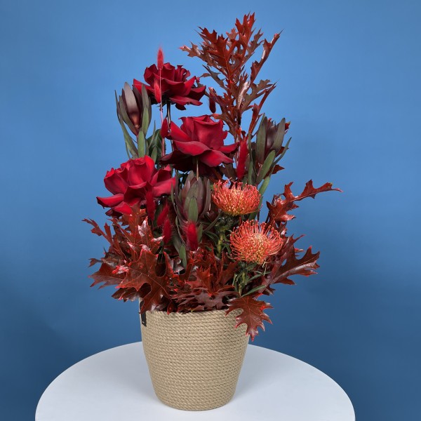 Красная композиция в кашпо