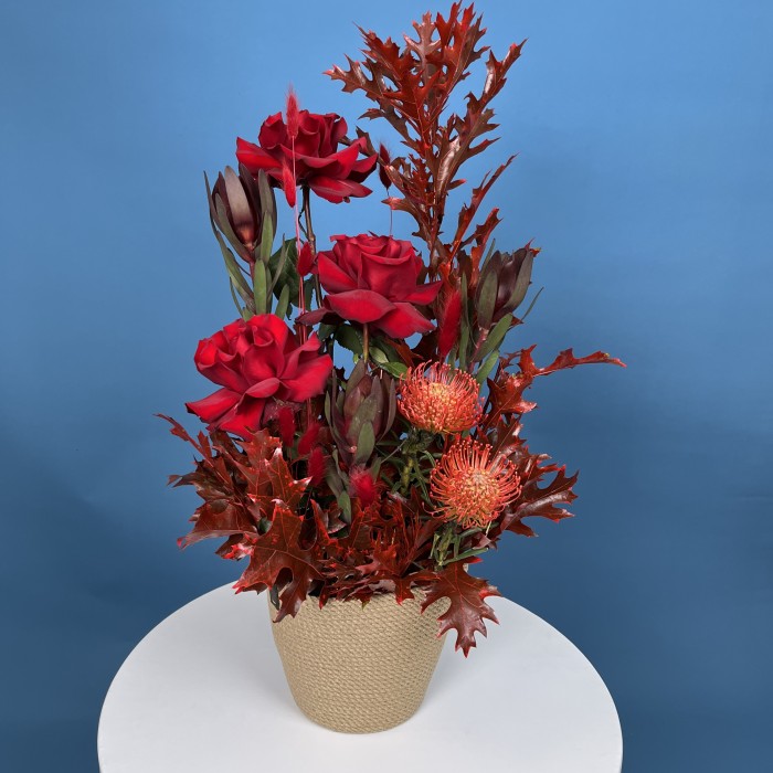 Красная композиция в кашпо