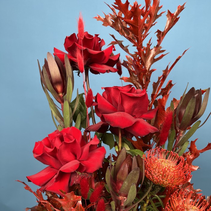 Красная композиция в кашпо