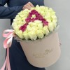 Белые и розовые розы в коробке с буквой