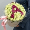Белые и розовые розы в коробке с буквой