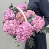 7 розовых гортензий с эвкалиптом в корзине