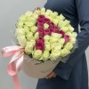 4 коробки с белыми и розовыми розами Мама