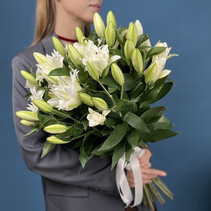 Лилия пионовидная белая