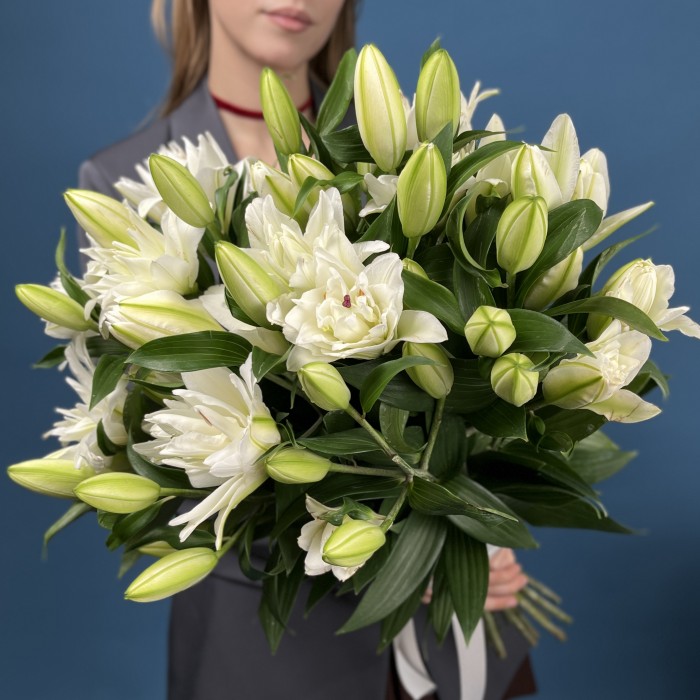 Лилия пионовидная белая