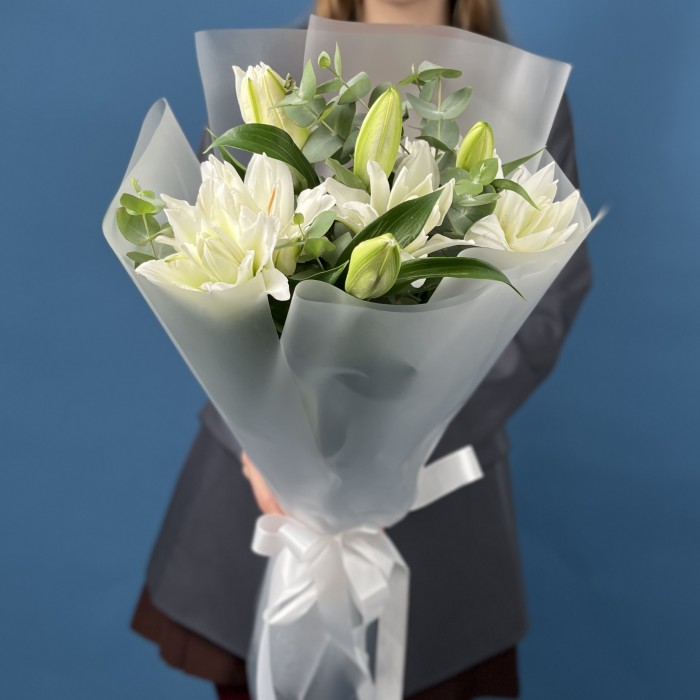 3 белые пионовидные лилии