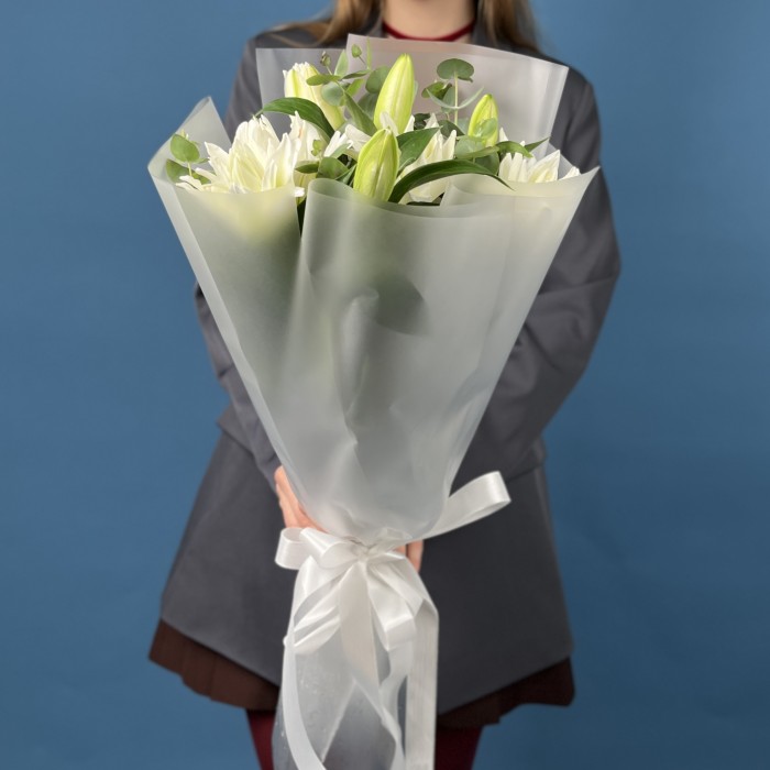 3 белые пионовидные лилии