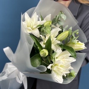 3 белые пионовидные лилии