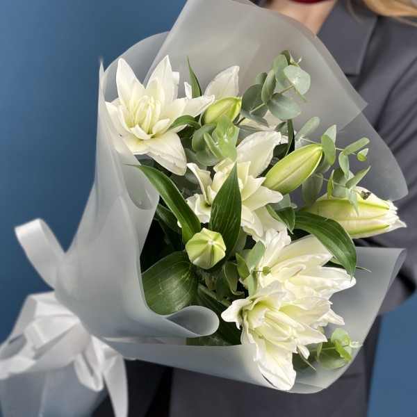3 белые пионовидные лилии