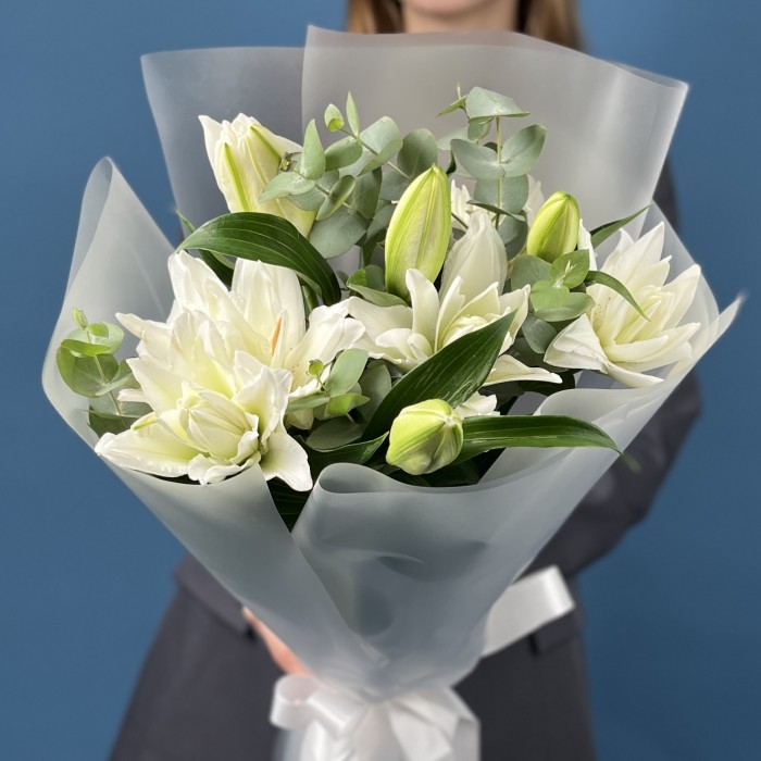 3 белые пионовидные лилии