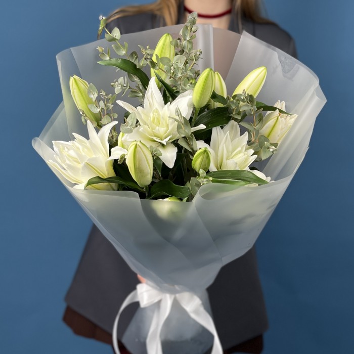 5 белых пионовидных лилий