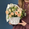 5 кустовых пионовидных роз Минеола в корзине