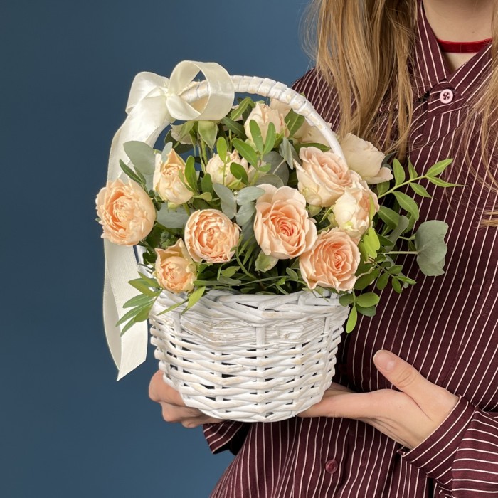5 кустовых пионовидных роз Минеола в корзине