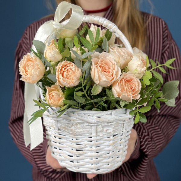 5 кустовых пионовидных роз Минеола в корзине