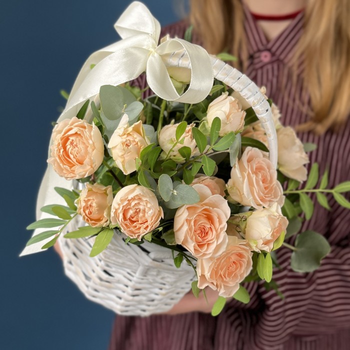 5 кустовых пионовидных роз Минеола в корзине