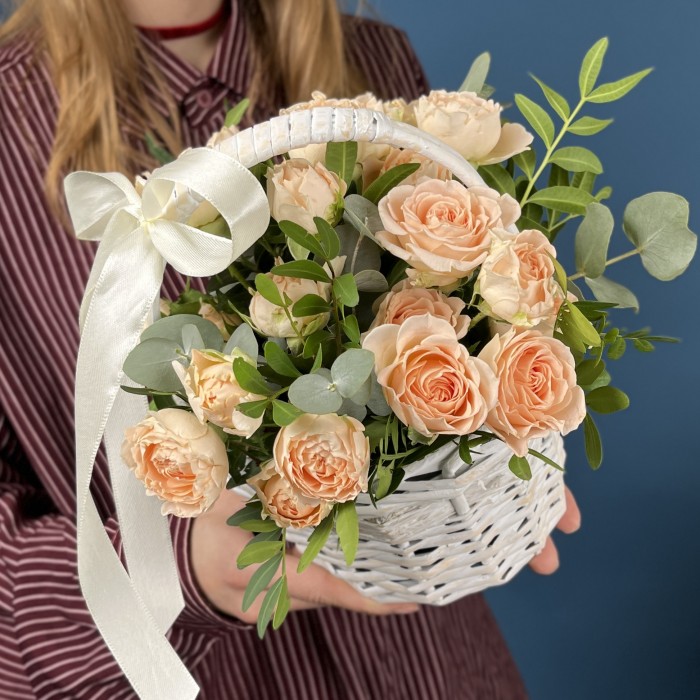 5 кустовых пионовидных роз Минеола в корзине
