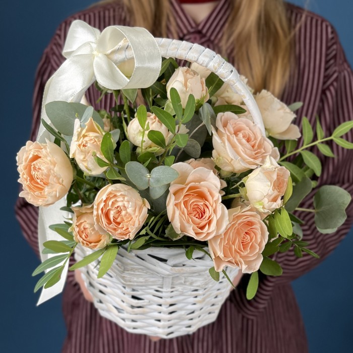5 кустовых пионовидных роз Минеола в корзине