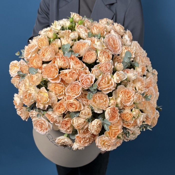 51 кустовая пионовидная роза Минеола в коробке