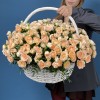 51 кустовая пионовидная роза Минеола в корзине