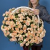51 кустовая пионовидная роза Минеола в корзине