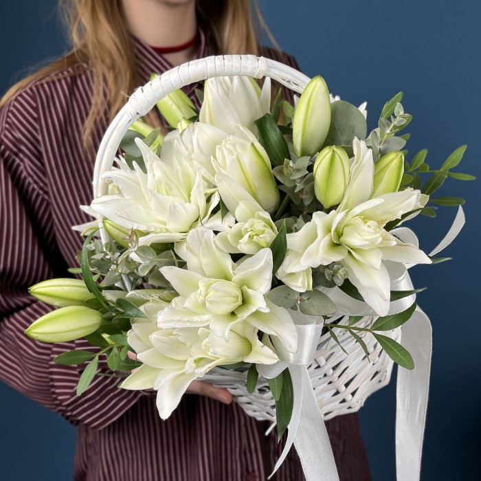 7 пионовидных белых лилий в корзине
