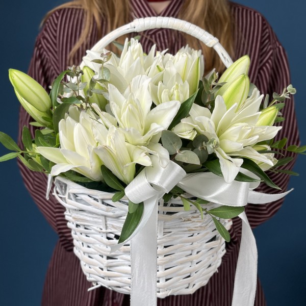 7 пионовидных белых лилий в корзине