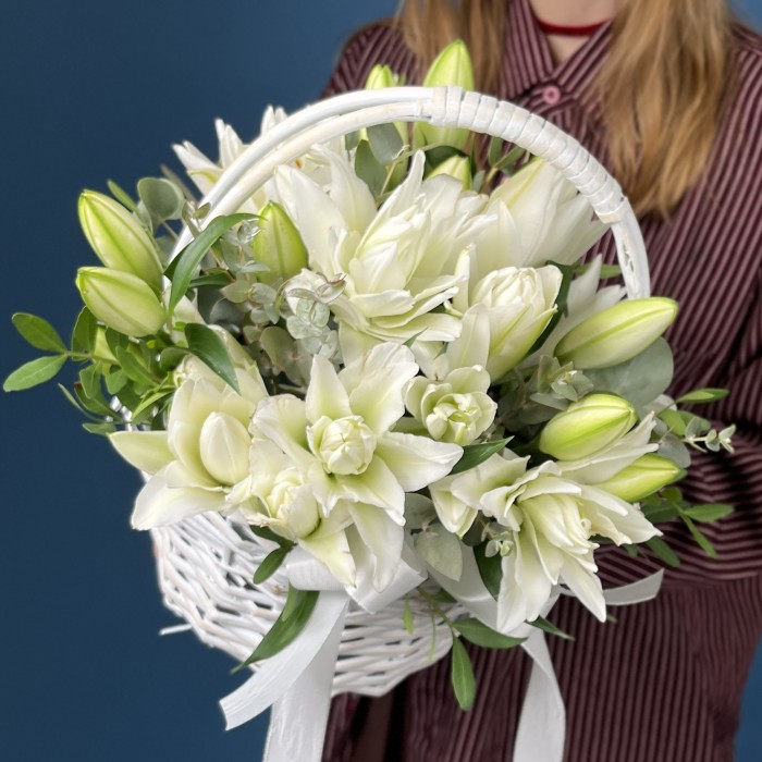 7 пионовидных белых лилий в корзине