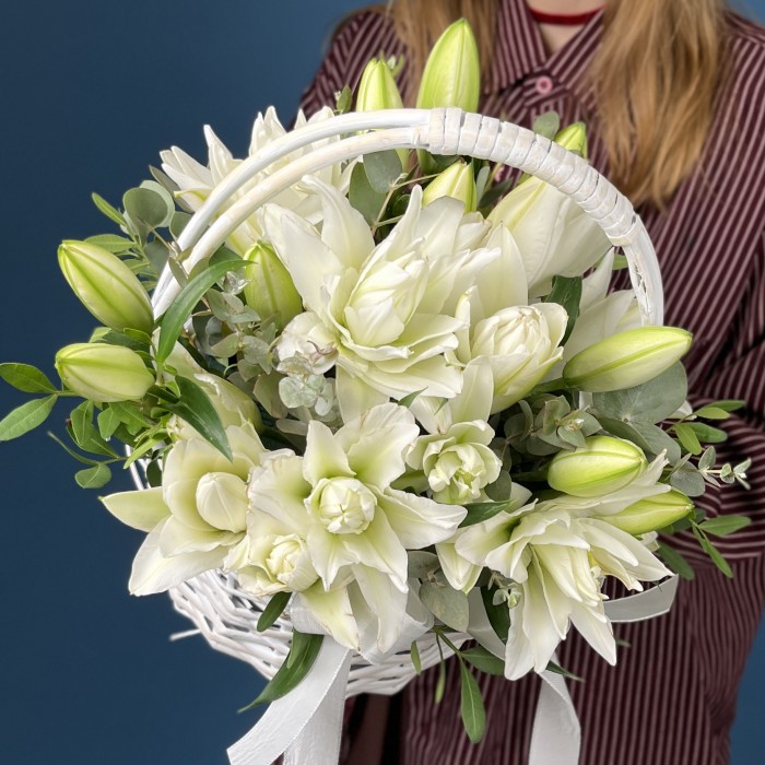 7 пионовидных белых лилий в корзине