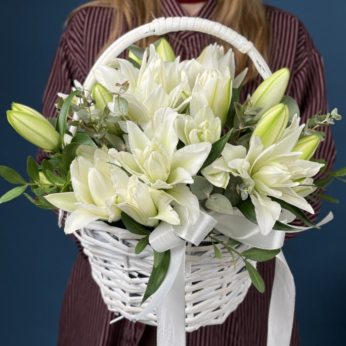 7 пионовидных белых лилий в корзине